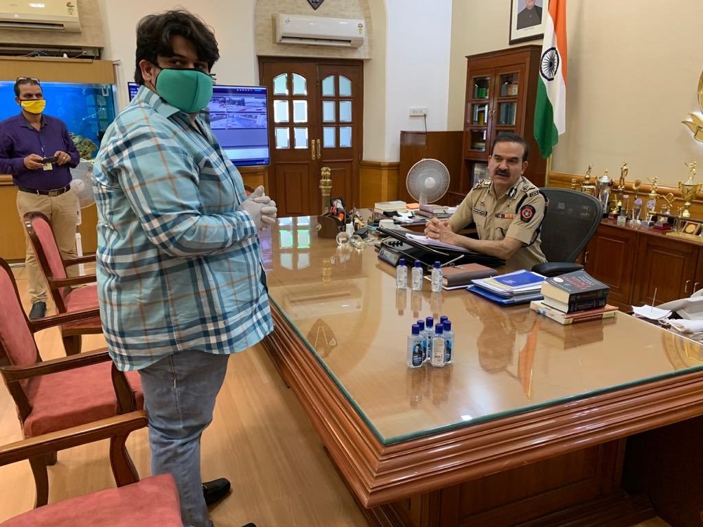 Salman khan provide sanitizer to mumbai police
