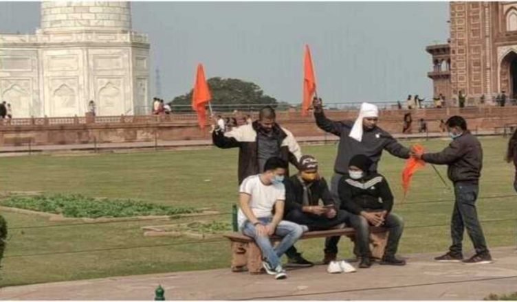 ताजमहल में युवकों ने फहराया भगवा झंडा