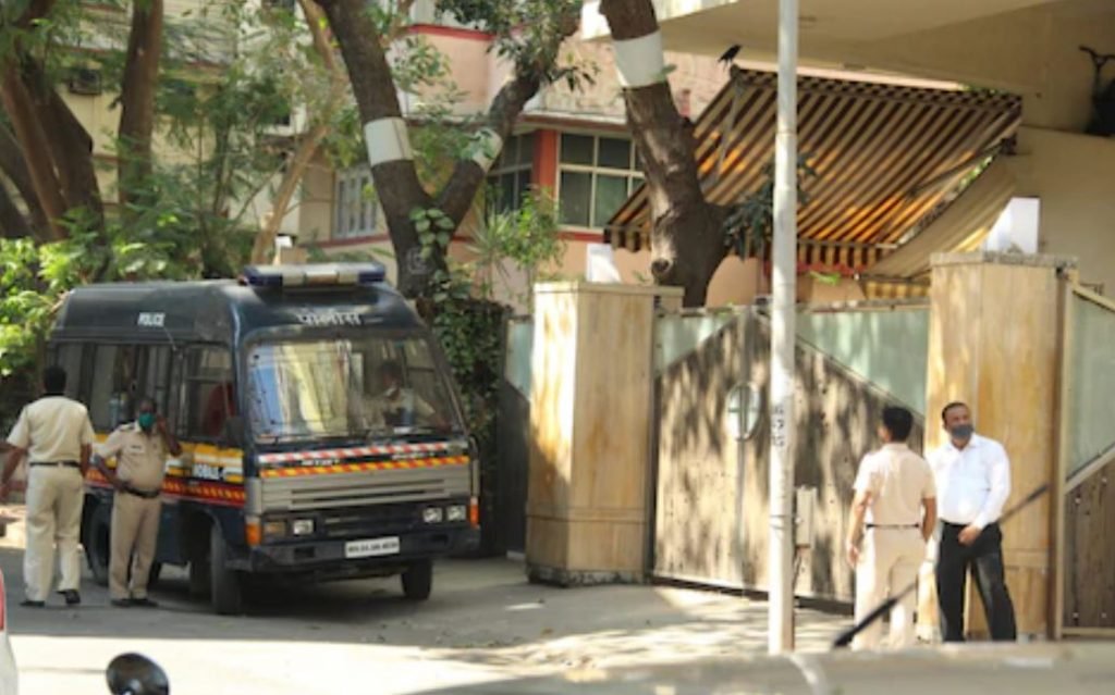 Tandav फिल्म के विवाद के बीच बढ़ाई गई सैफ के घर की सुरक्षा