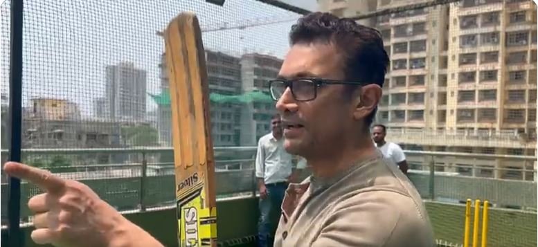 Aamir khan playing cricket