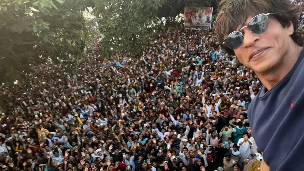 SRk selfie with Fans on EID