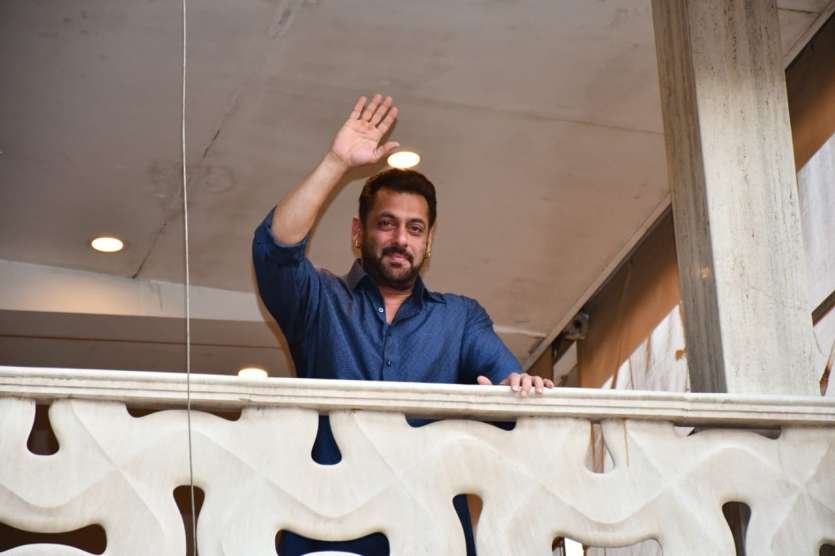 Salman Welcome Fans outside Galaxy on EID